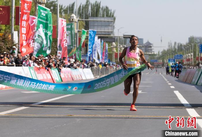 埃塞俄比亚选手包揽银川马拉松男女冠军，女子