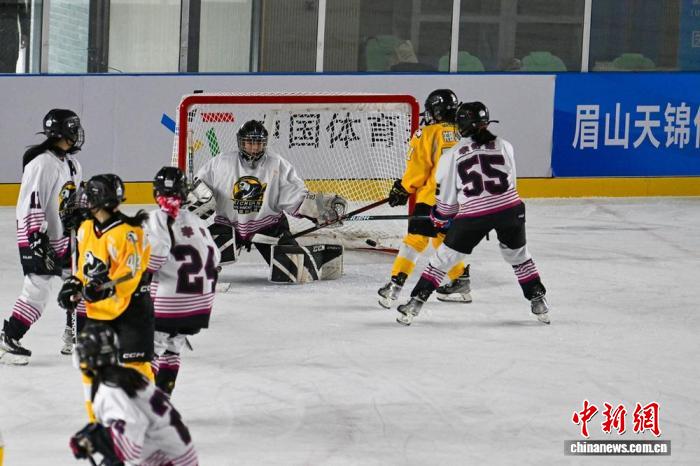 四川眉山打响2025全国青少年女子冰球锦标赛首战