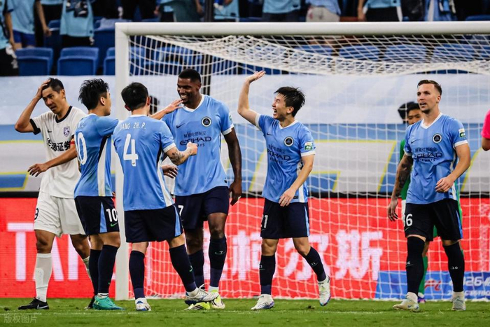 戴伟浚卡尔采夫双核闪耀 新鹏城5-2大胜武汉彰显